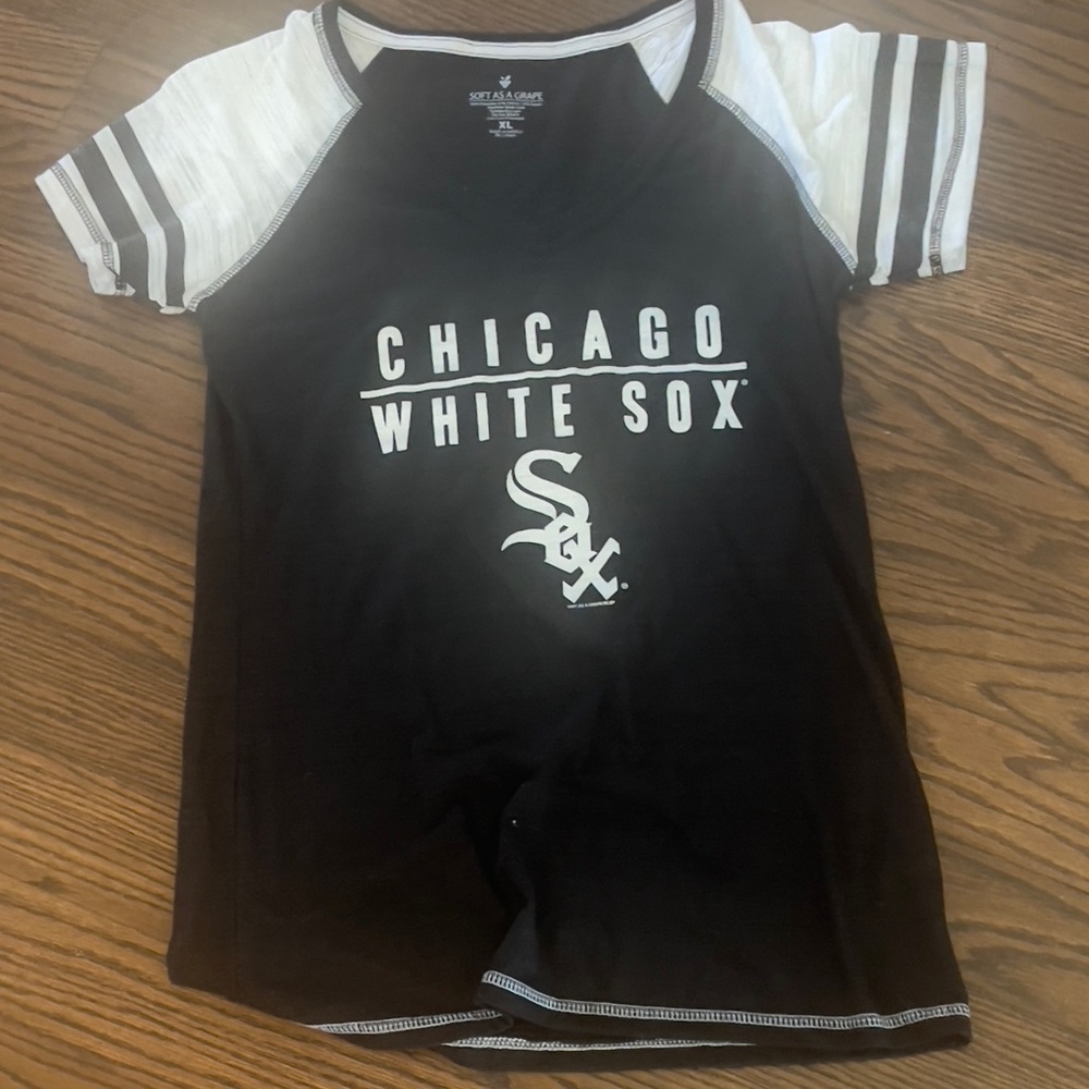 Chicago White Sox Women's Black and White Short Sleeve Tee